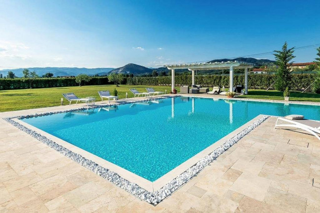 Stupenda villa con ogni confort con ampio giardino e piscina utilizzata come attivita' di casa vacanze in vendita a Monsummano Terme