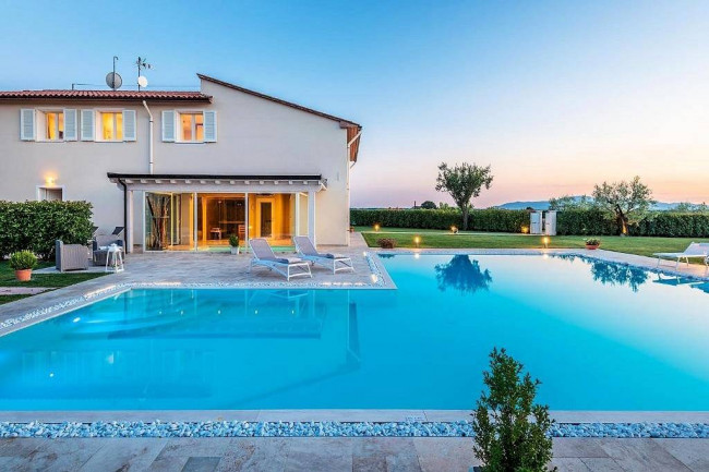 Stupenda villa con ogni confort con ampio giardino e piscina utilizzata come attivita' di casa vacanze in vendita a Monsummano Terme