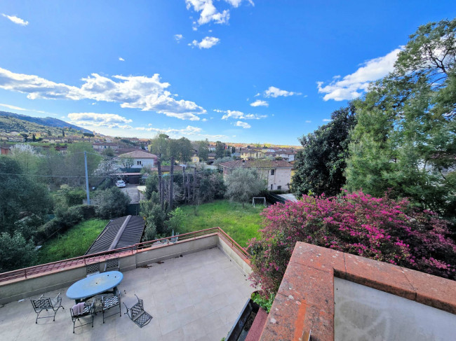 Porzione di villa al piano primo con ampia terrazza in vendita a Camaiore