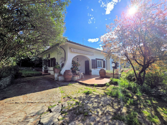 Porzione di villa al piano primo con ampia terrazza in vendita a Camaiore