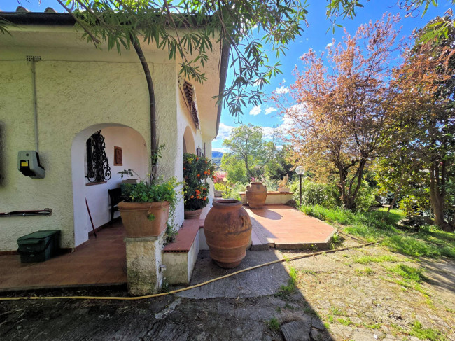 Porzione di villa al piano primo con ampia terrazza in vendita a Camaiore
