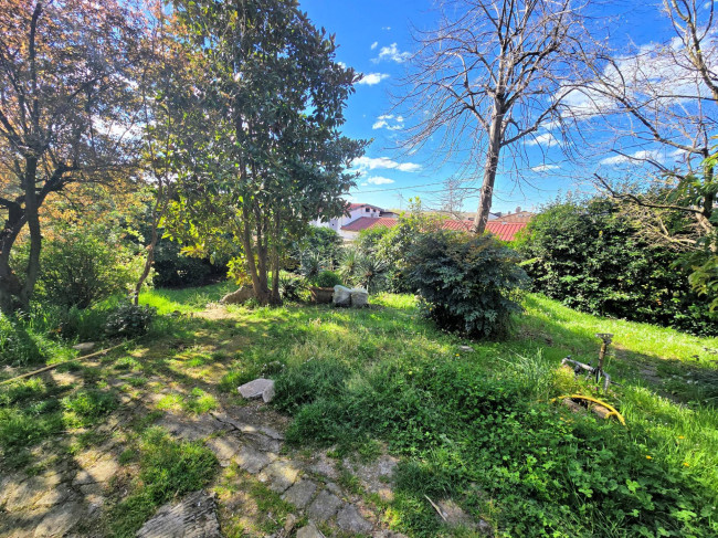 Porzione di villa al piano primo con ampia terrazza in vendita a Camaiore