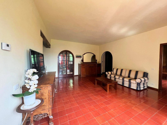 Porzione di villa al piano primo con ampia terrazza in vendita a Camaiore