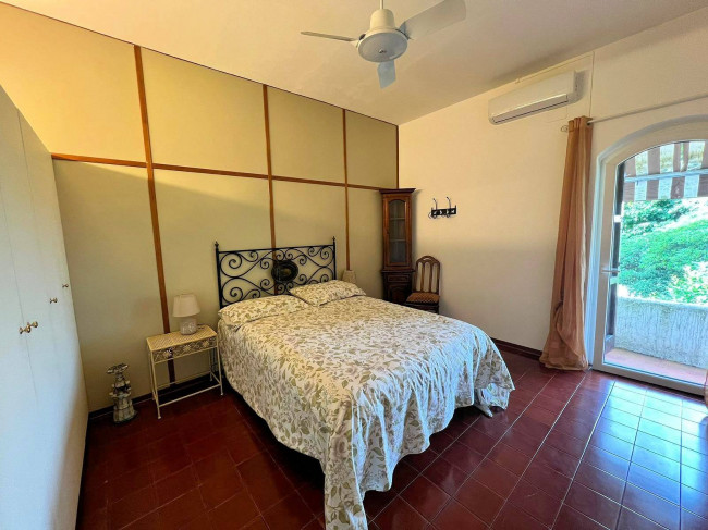 Porzione di villa al piano primo con ampia terrazza in vendita a Camaiore