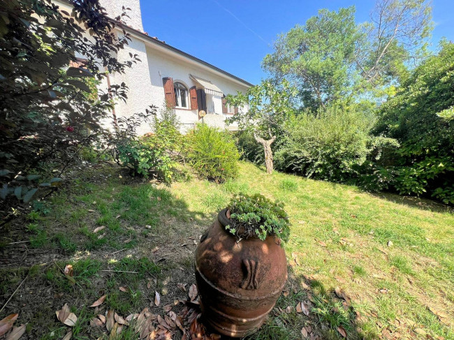 Porzione di villa al piano primo con ampia terrazza in vendita a Camaiore