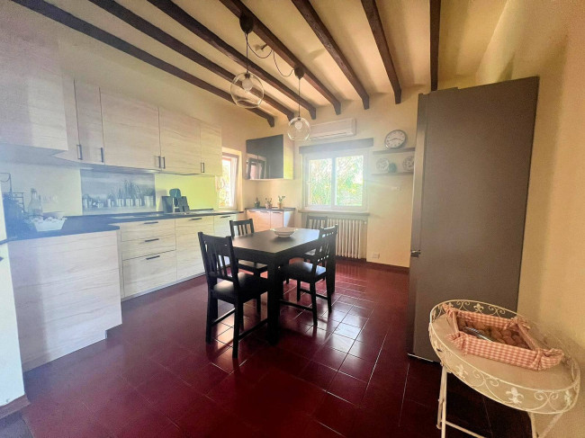Porzione di villa al piano primo con ampia terrazza in vendita a Camaiore