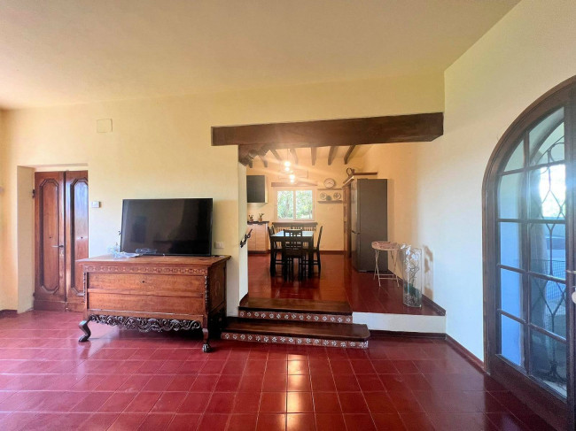 Porzione di villa al piano primo con ampia terrazza in vendita a Camaiore