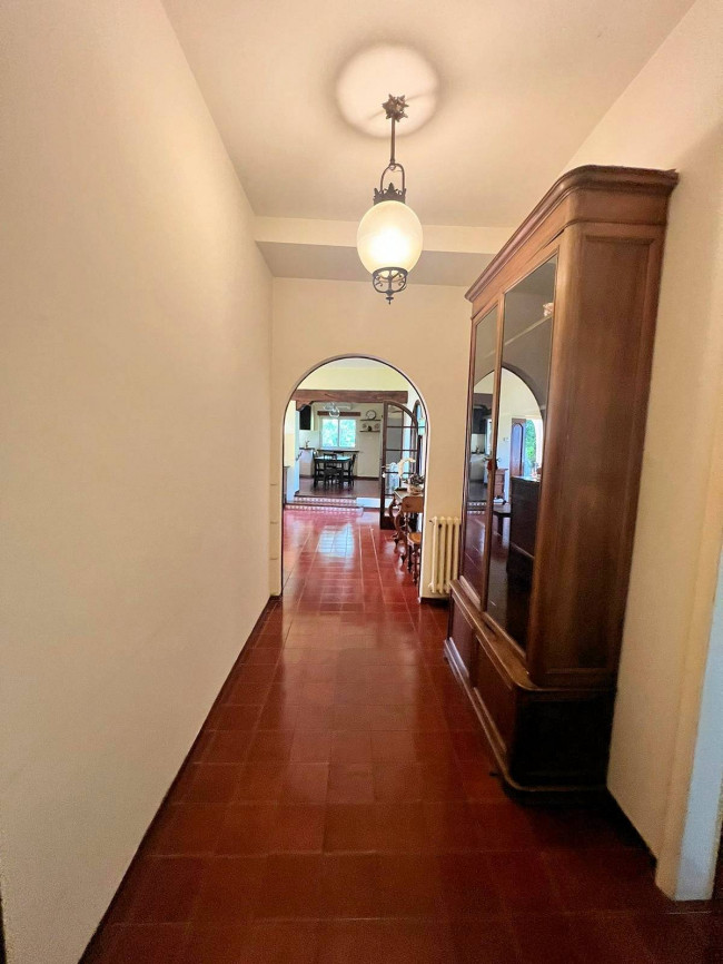 Porzione di villa al piano primo con ampia terrazza in vendita a Camaiore