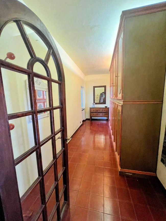 Porzione di villa al piano primo con ampia terrazza in vendita a Camaiore