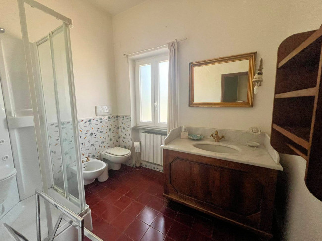 Porzione di villa al piano primo con ampia terrazza in vendita a Camaiore