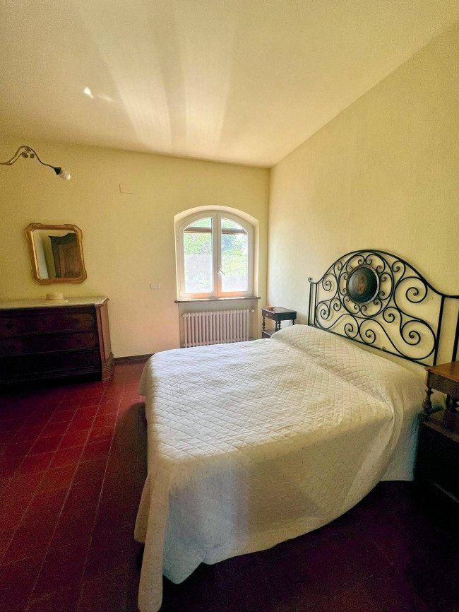 Porzione di villa al piano primo con ampia terrazza in vendita a Camaiore