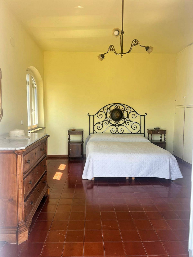 Porzione di villa al piano primo con ampia terrazza in vendita a Camaiore