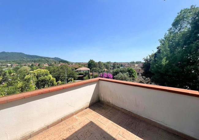Porzione di villa al piano primo con ampia terrazza in vendita a Camaiore