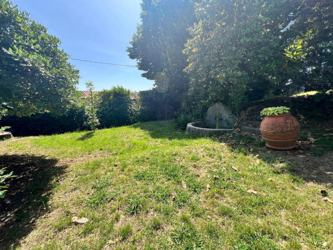 Porzione di villa al piano primo con ampia terrazza in vendita a Camaiore
