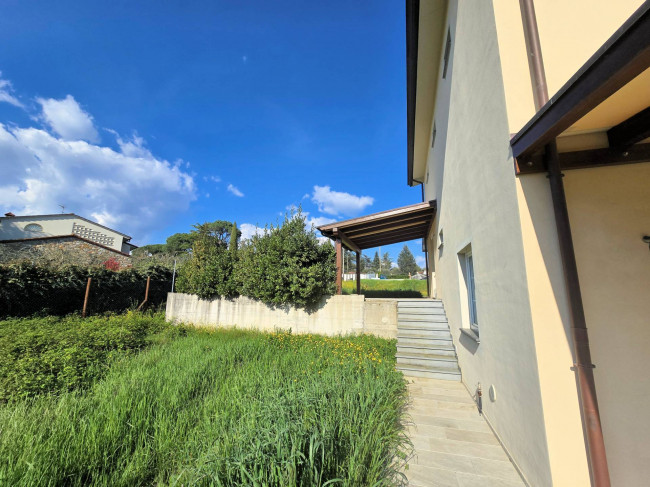 Villa unifamiliare di nuova costruzione con ampio giardino in vendita a Capannori