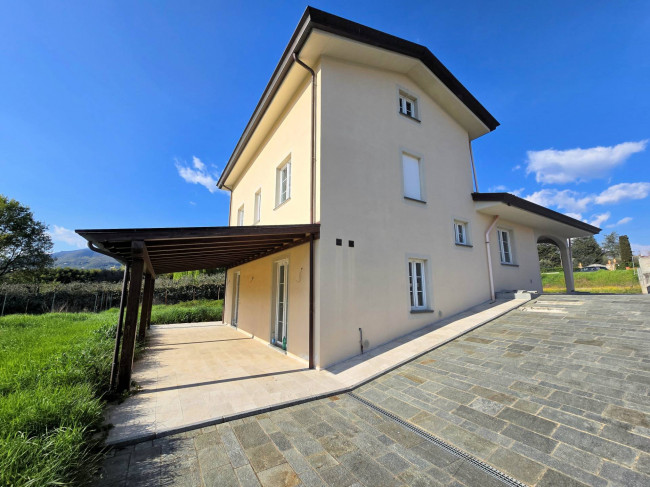 Villa unifamiliare di nuova costruzione con ampio giardino in vendita a Capannori