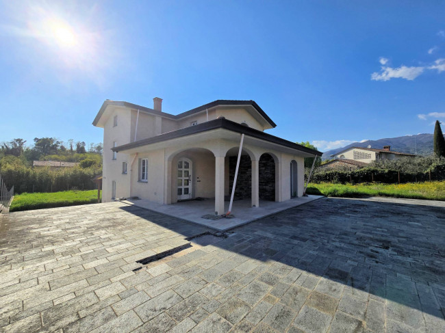 Villa unifamiliare di nuova costruzione con ampio giardino in vendita a Capannori