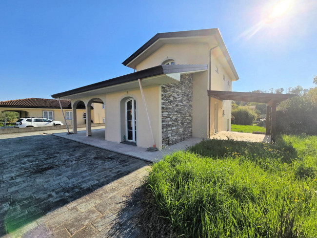 Villa unifamiliare di nuova costruzione con ampio giardino in vendita a Capannori