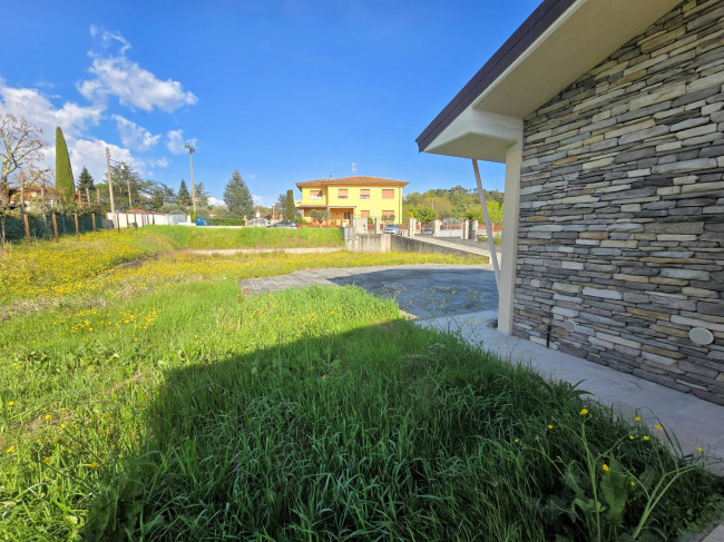 Villa unifamiliare di nuova costruzione con ampio giardino in vendita a Capannori