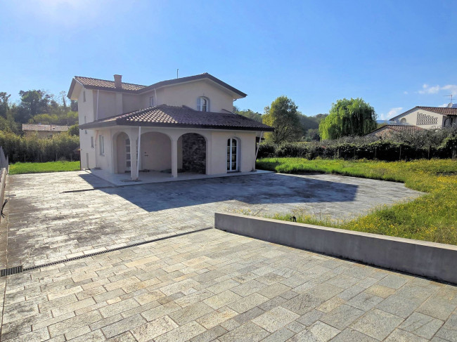 Villa unifamiliare di nuova costruzione con ampio giardino in vendita a Capannori