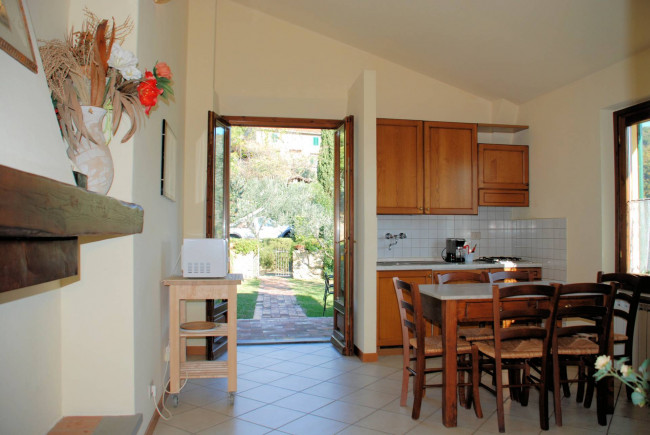 Casa vacanze con piscina e vista panoramica mozzafiato in vendita a Lamporecchio
