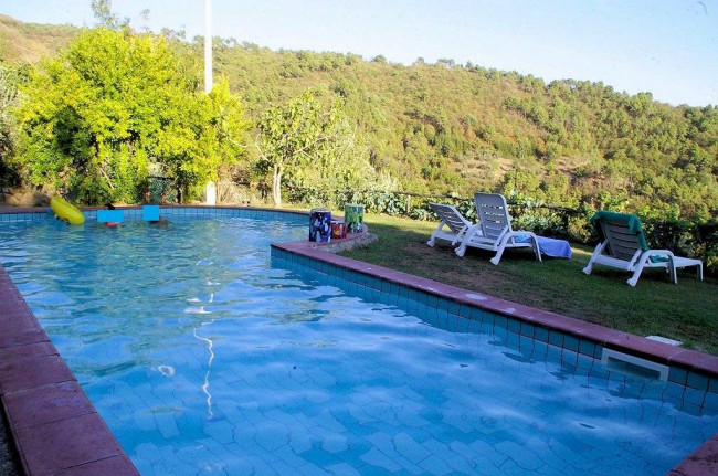Casa vacanze con piscina e vista panoramica mozzafiato in vendita a Lamporecchio