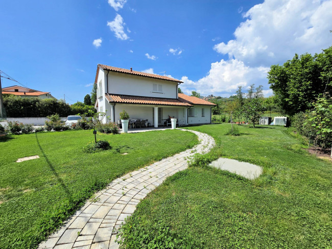 Villa con giardino di recente costruzione in classe nergetica A/4 in vendita a Buggiano