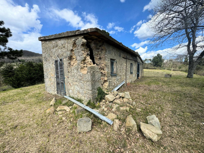 Rustico da ristrutturare con possibilità di ampliamento con vista panoramica fino al mare in vendita a Roccastrada