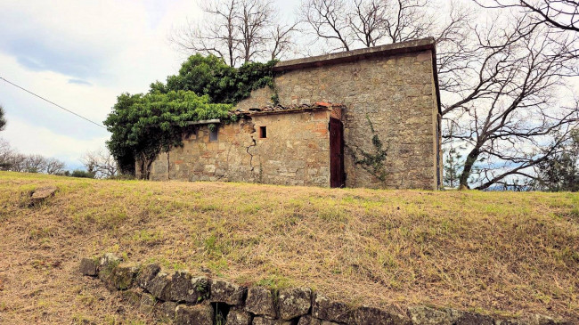 Rustico da ristrutturare con possibilità di ampliamento con vista panoramica fino al mare in vendita a Roccastrada