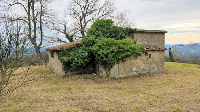 Rustico da ristrutturare con possibilità di ampliamento con vista panoramica fino al mare in vendita a Roccastrada