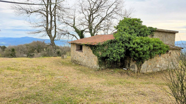 Rustico da ristrutturare con possibilità di ampliamento con vista panoramica fino al mare in vendita a Roccastrada