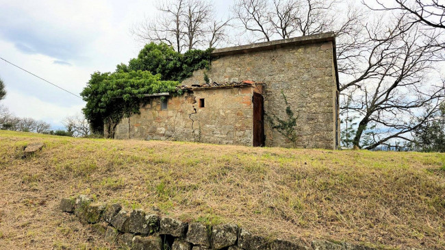 Rustico da ristrutturare con possibilità di ampliamento con vista panoramica fino al mare in vendita a Roccastrada