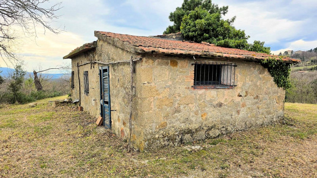 Rustico da ristrutturare con possibilità di ampliamento con vista panoramica fino al mare in vendita a Roccastrada