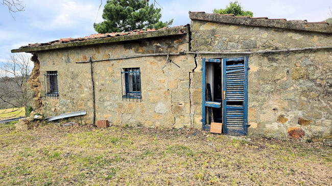 Rustico da ristrutturare con possibilità di ampliamento con vista panoramica fino al mare in vendita a Roccastrada