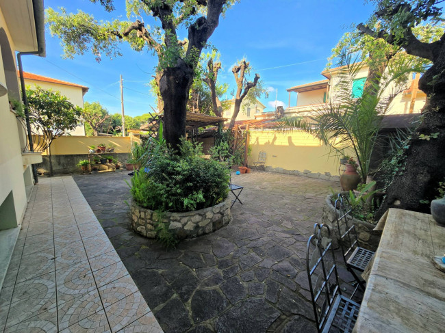 Porzione di villa bifamiliare composta da due appartamenti a 50 metri dal mare in vendita a San Vincenzo