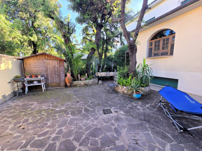 Porzione di villa bifamiliare composta da due appartamenti a 50 metri dal mare in vendita a San Vincenzo