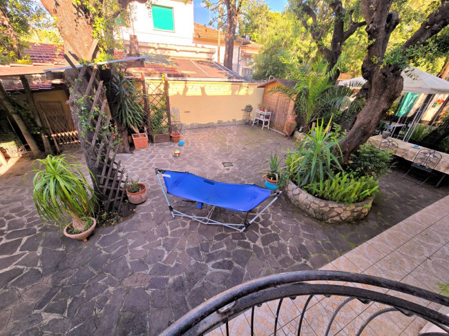 Porzione di villa bifamiliare composta da due appartamenti a 50 metri dal mare in vendita a San Vincenzo