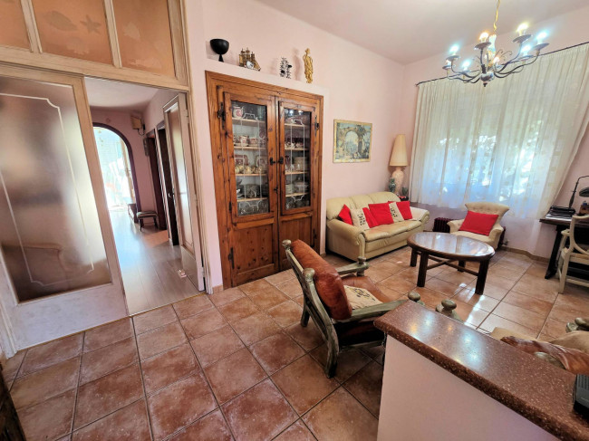 Porzione di villa bifamiliare composta da due appartamenti a 50 metri dal mare in vendita a San Vincenzo