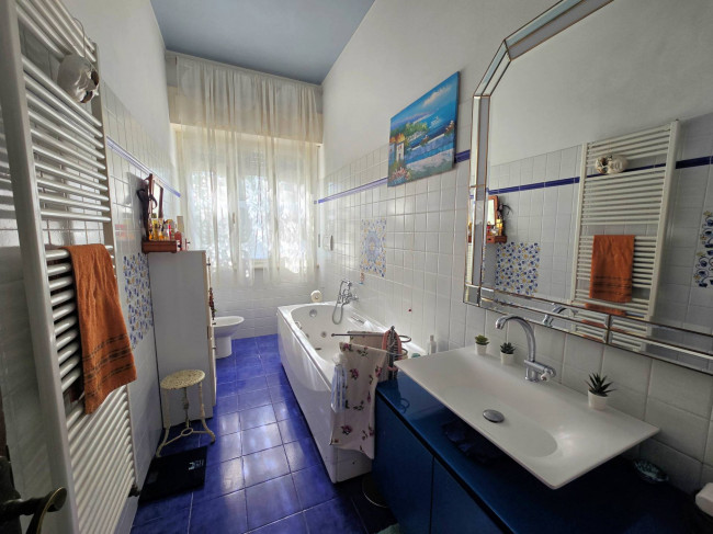 Porzione di villa bifamiliare composta da due appartamenti a 50 metri dal mare in vendita a San Vincenzo
