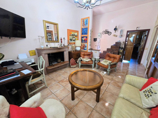 Porzione di villa bifamiliare composta da due appartamenti a 50 metri dal mare in vendita a San Vincenzo