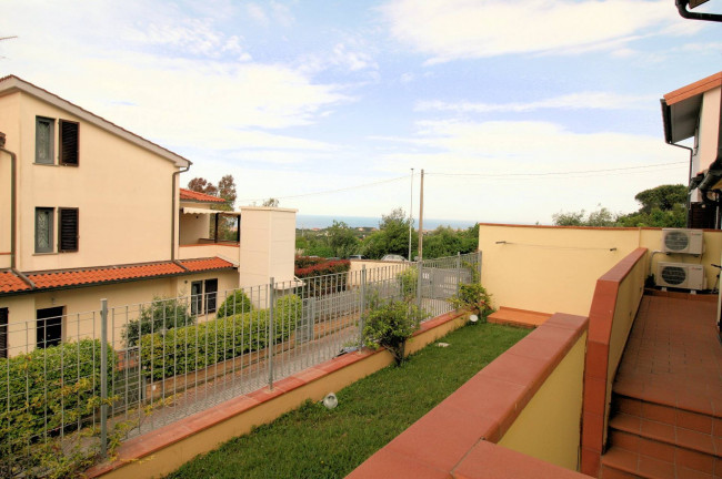 Villetta libera su tre lati in posizione collinare con piscina e vista mare in vendita a Livorno