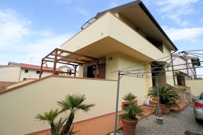 Villetta libera su tre lati in posizione collinare con piscina e vista mare in vendita a Livorno