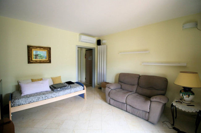 Villetta libera su tre lati in posizione collinare con piscina e vista mare in vendita a Livorno