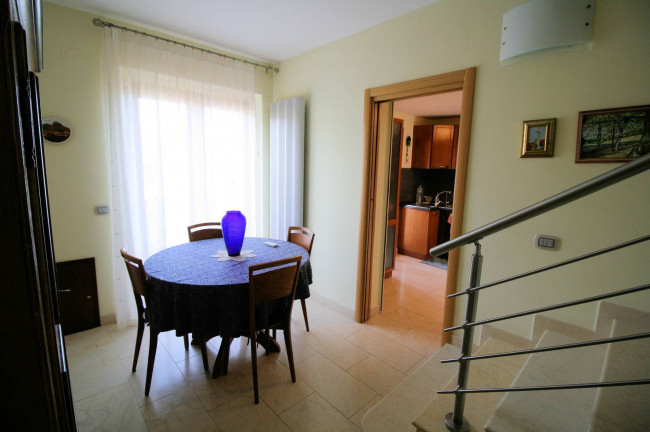 Villetta libera su tre lati in posizione collinare con piscina e vista mare in vendita a Livorno