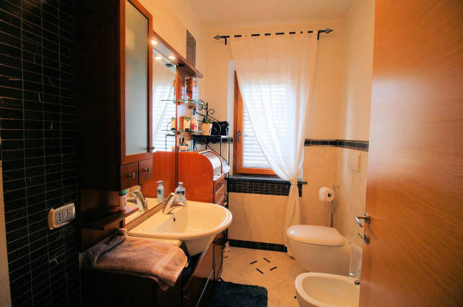 Villetta libera su tre lati in posizione collinare con piscina e vista mare in vendita a Livorno