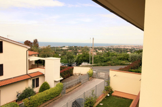 Villetta libera su tre lati in posizione collinare con piscina e vista mare in vendita a Livorno