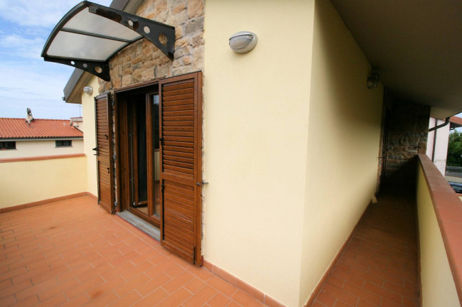Villetta libera su tre lati in posizione collinare con piscina e vista mare in vendita a Livorno