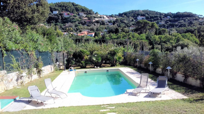 Villetta libera su tre lati in posizione collinare con piscina e vista mare in vendita a Livorno