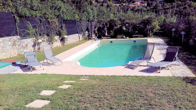 Villetta libera su tre lati in posizione collinare con piscina e vista mare in vendita a Livorno