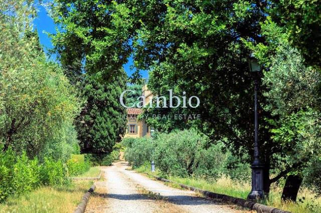 Villa storica di grandi dimensioni con parco e piscina in vendita a Firenze